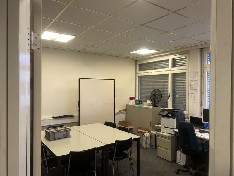 Spazio commerciale al piano terra e deposito/WC al 1° seminterrato, totale ca. 146m2 più area di consegna (2)