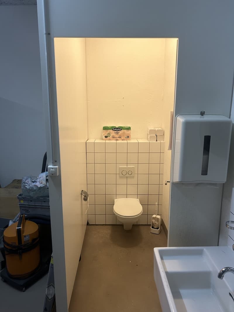 Spazio commerciale al piano terra e deposito/WC al 1° seminterrato, totale ca. 146m2 più area di consegna (13)
