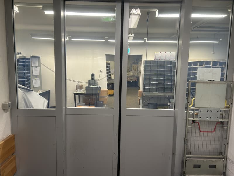 Spazio commerciale al piano terra e deposito/WC al 1° seminterrato, totale ca. 146m2 più area di consegna (3)