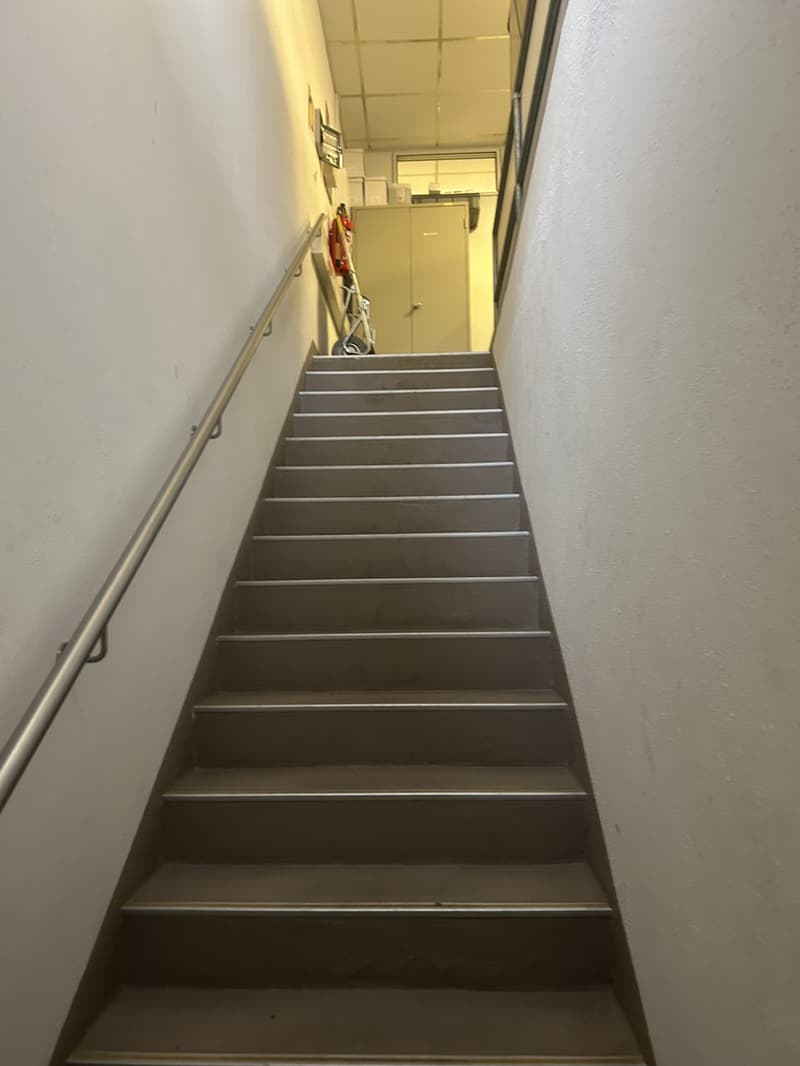 Spazio commerciale al piano terra e deposito/WC al 1° seminterrato, totale ca. 146m2 più area di consegna (11)