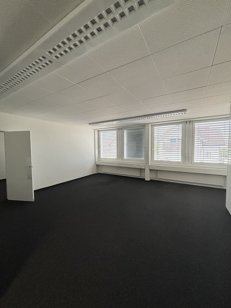 Office in attractive location (2)