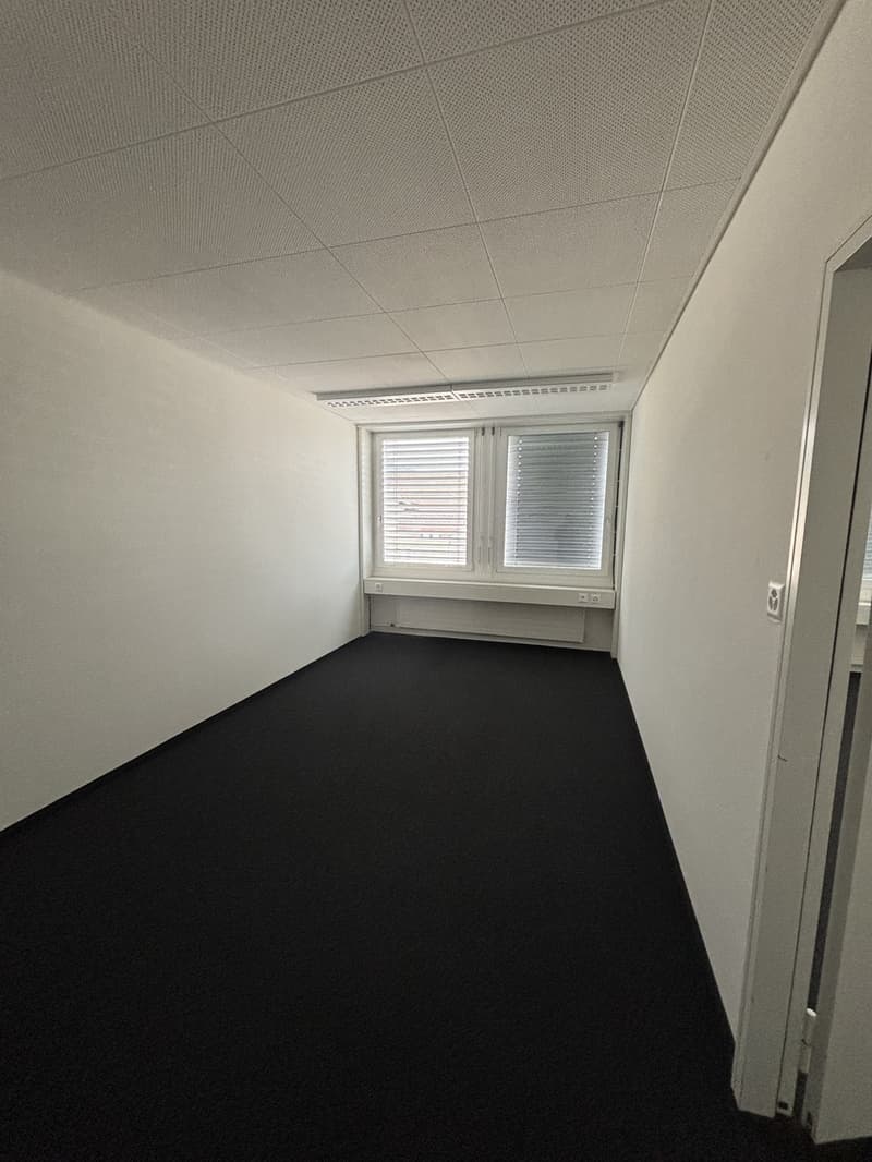 Office in attractive location (3)