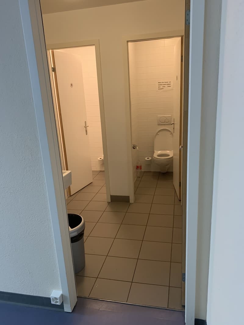 La Tour-de-Peilz, dans l'immeuble abritant la Poste - bureaux au rez (9)
