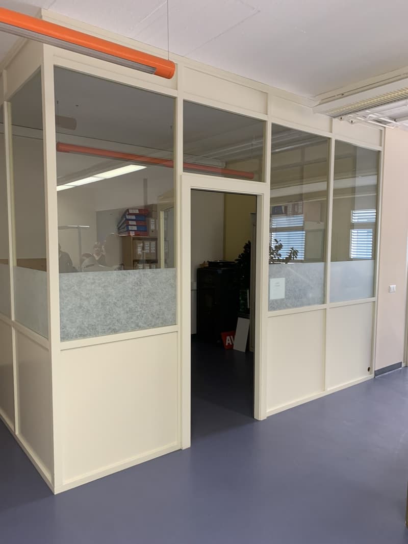 La Tour-de-Peilz, dans l'immeuble abritant la Poste - bureaux au rez (6)