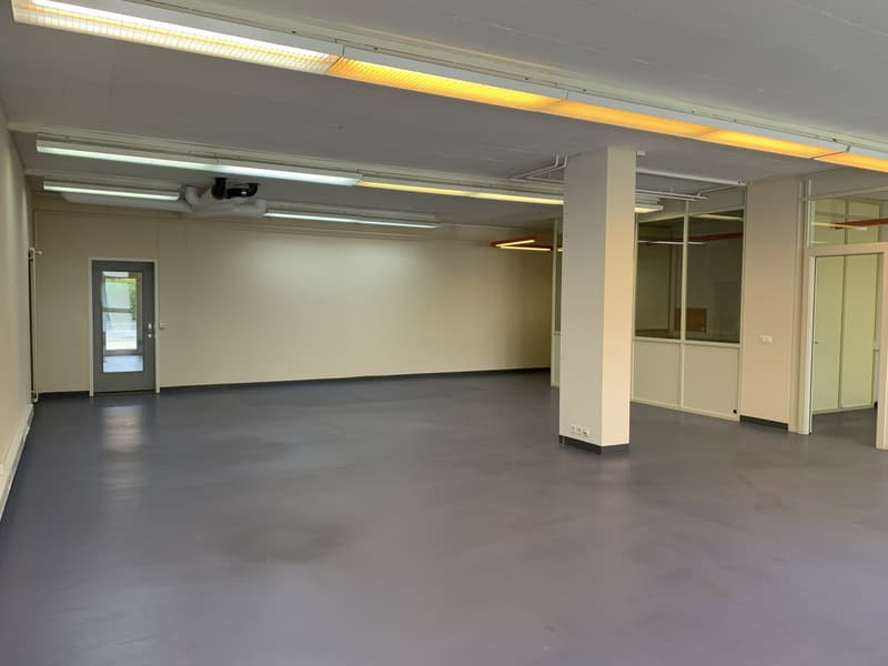La Tour-de-Peilz, dans l'immeuble abritant la Poste - bureaux au rez (12)