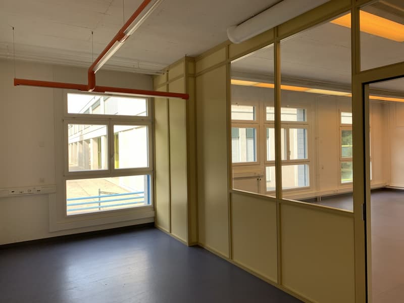 La Tour-de-Peilz, dans l'immeuble abritant la Poste - bureaux au rez (10)