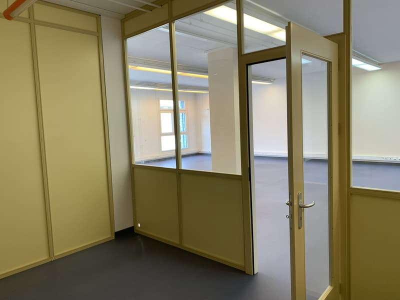 La Tour-de-Peilz, dans l'immeuble abritant la Poste - bureaux au rez (8)