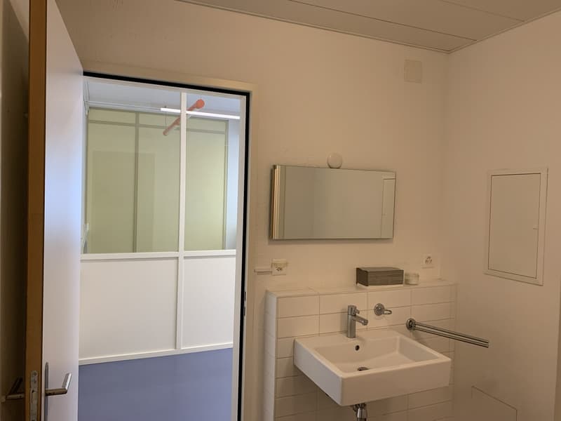 La Tour-de-Peilz, dans l'immeuble abritant la Poste - bureaux au rez (4)