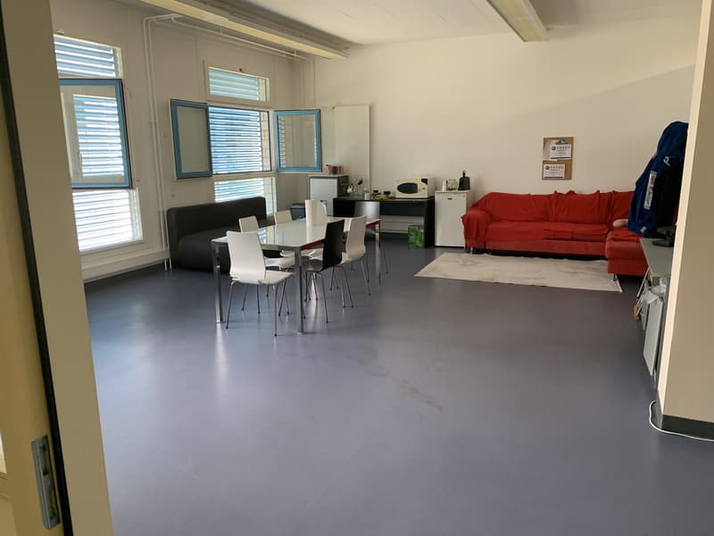 La Tour-de-Peilz, dans l'immeuble abritant la Poste - bureaux au rez (4)