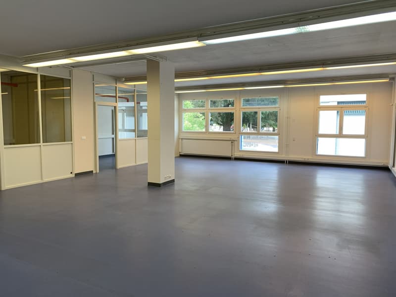 La Tour-de-Peilz, dans l'immeuble abritant la Poste - bureaux au rez (6)