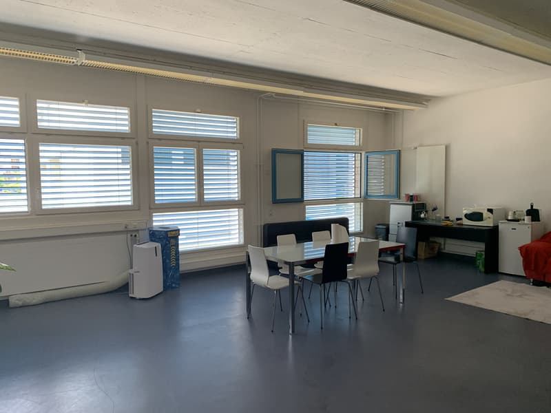 La Tour-de-Peilz, dans l'immeuble abritant la Poste - bureaux au rez (3)
