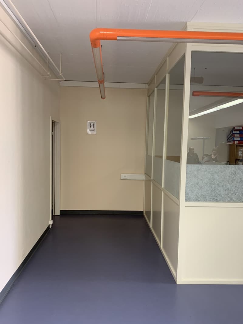 La Tour-de-Peilz, dans l'immeuble abritant la Poste - bureaux au rez (8)