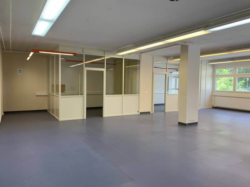 La Tour-de-Peilz, dans l'immeuble abritant la Poste - bureaux au rez (11)
