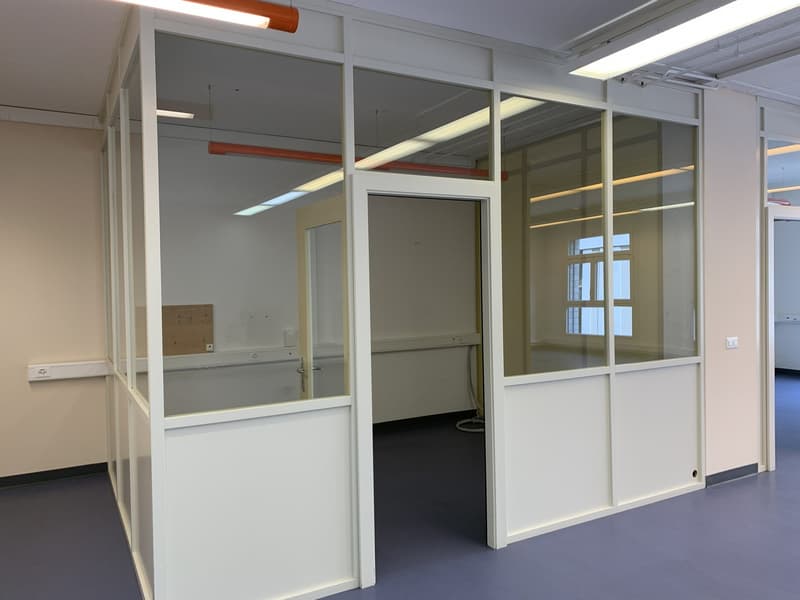 La Tour-de-Peilz, dans l'immeuble abritant la Poste - bureaux au rez (9)