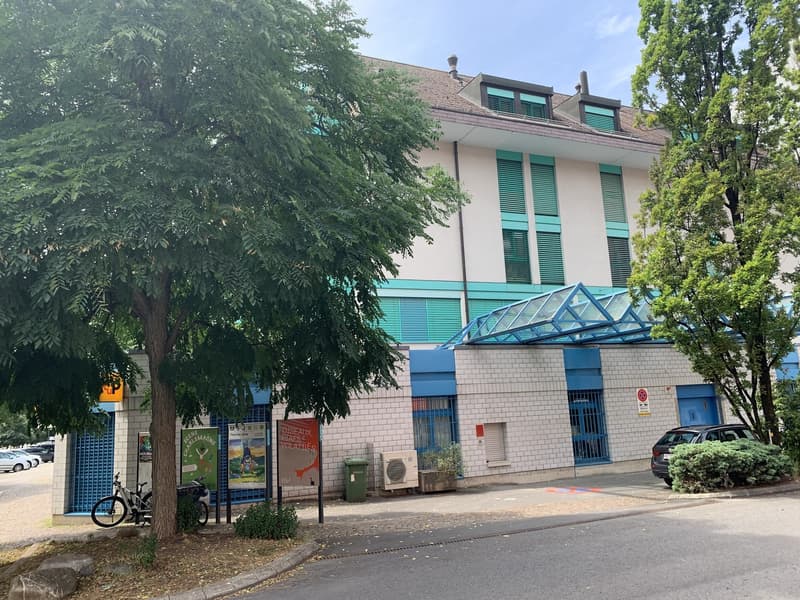 La Tour-de-Peilz, dans l'immeuble abritant la Poste - bureaux au rez (2)