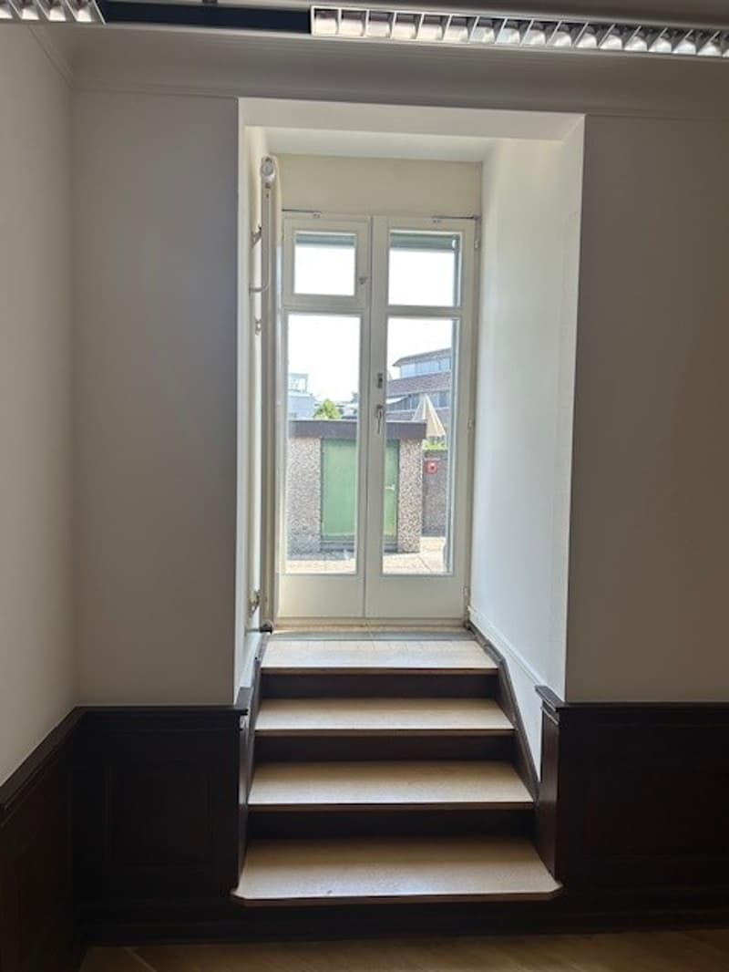 Zentrale Büroräumlichkeiten im historischen Gebäude zu vermieten (5)