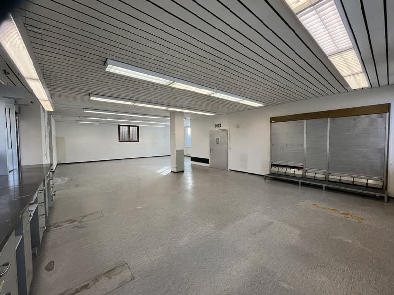 Gewerbefläche (ehem. Postlokal) mit 4 Parkplätzen (5)