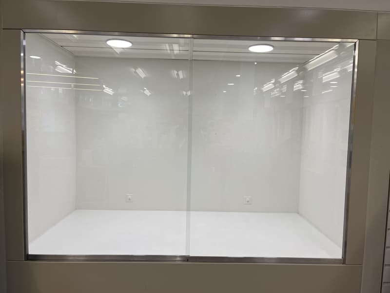 Helle Innenvitrine an bester Lage (4)