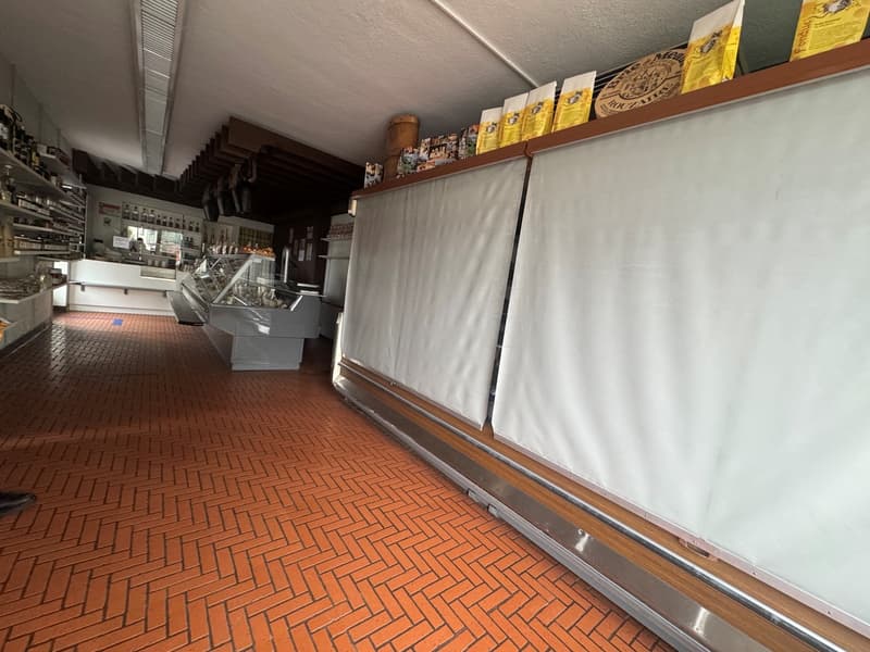 Spazio commerciale affascinante con tradizione e potenziale a Oberrieden (2)