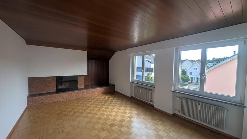 Charmante Dachwohnung mit Cheminée und verglastem Balkon (2)