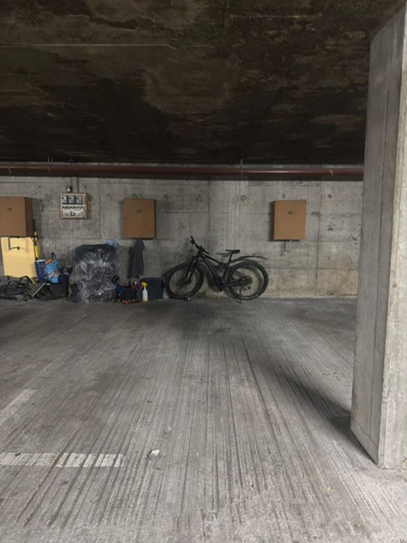 Einstellhallenplatz zu vermieten (2)