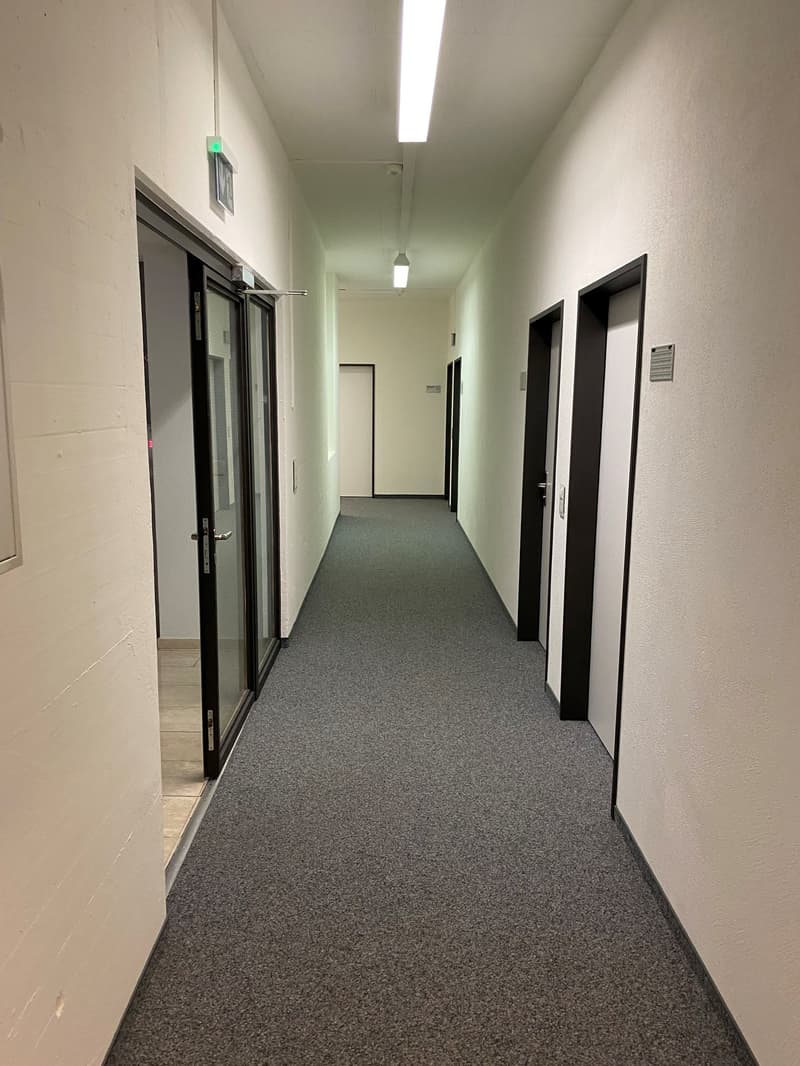 praktische Büroräumlichkeiten zu vermieten (4)