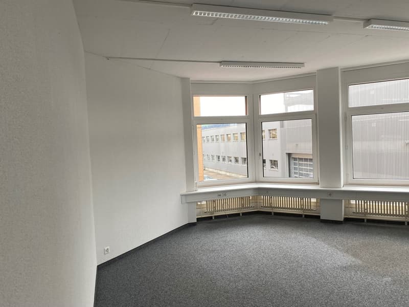 praktische Büroräumlichkeiten zu vermieten (3)