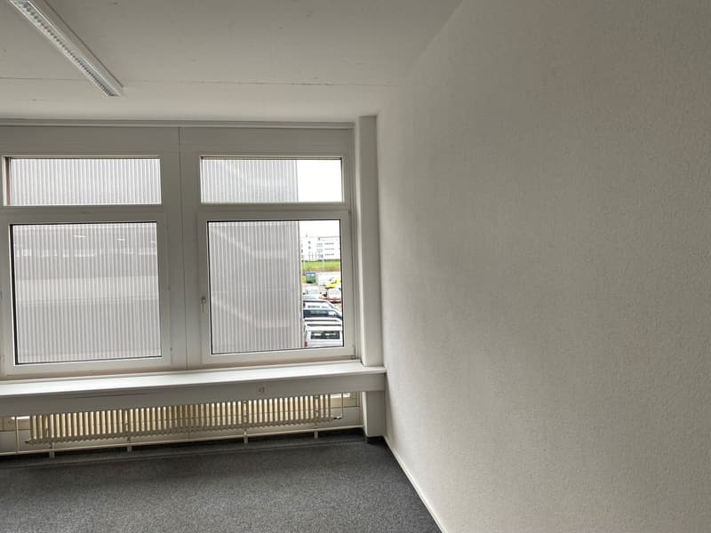 praktische Büroräumlichkeiten zu vermieten (2)