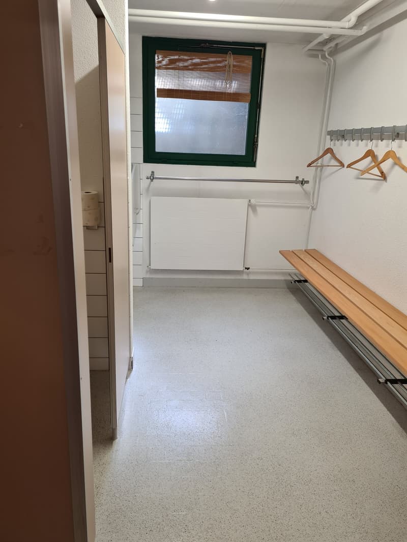 empty room, white walls, wooden bench, window with blinds, wooden hangers, white floor, small closet