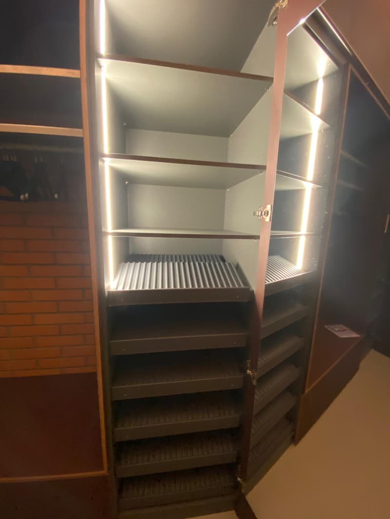 Loft arredato con stile unico in un edificio storico (19)