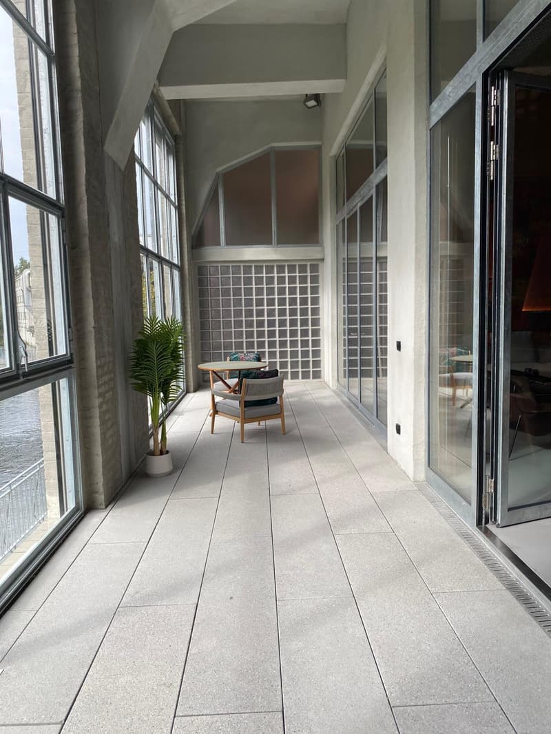 Loft arredato con stile unico in un edificio storico (23)