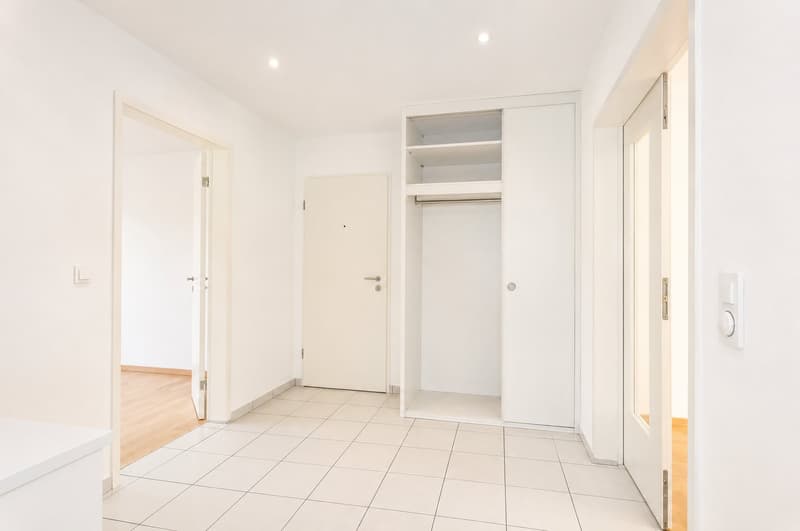 Geräumige 4.5-Zimmer-Wohnung mit Wintergarten in Bottmingen (3)