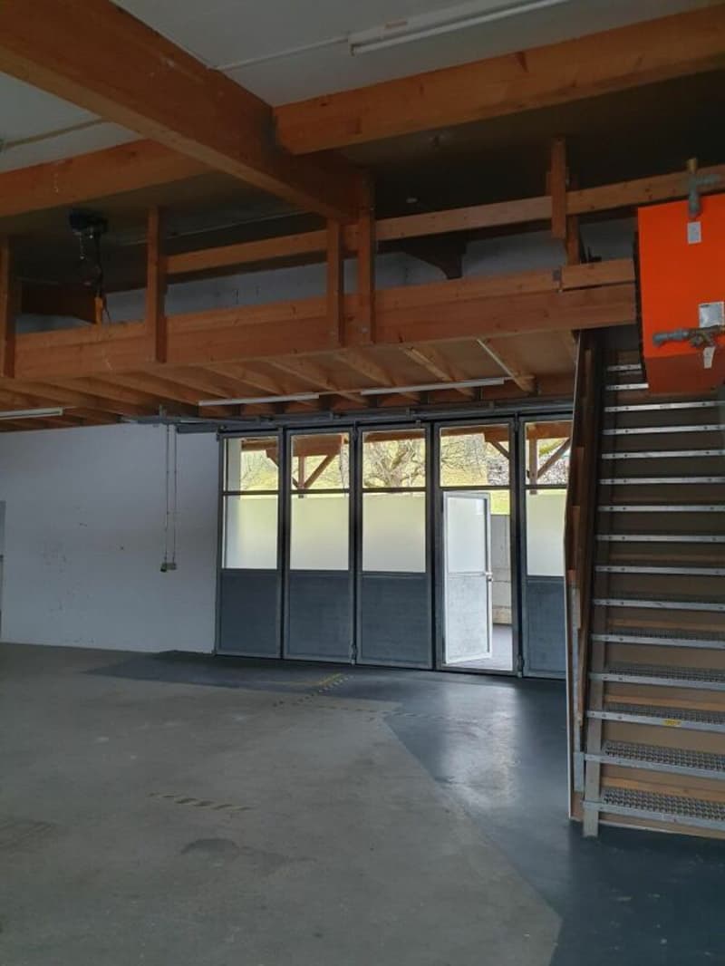 110m2 Commercial/Storage Space including Office and 55m2 Gallery (4)