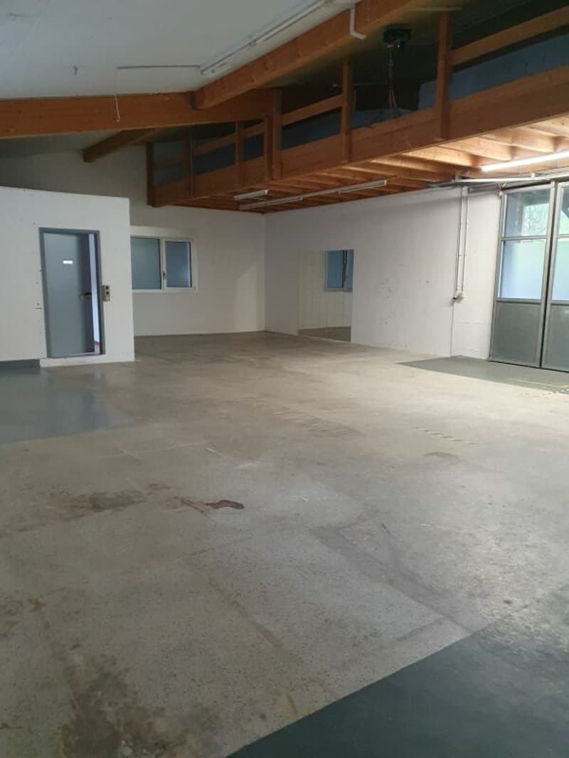 110m2 Commercial/Storage Space including Office and 55m2 Gallery (2)