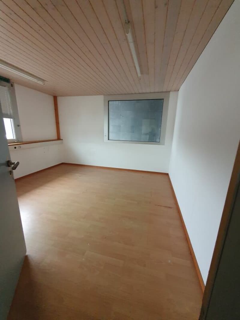 110m2 Commercial/Storage Space including Office and 55m2 Gallery (5)