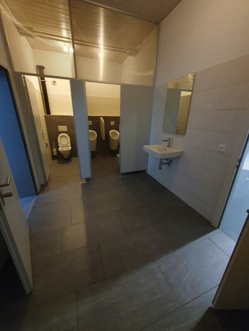110m2 Commercial/Storage Space including Office and 55m2 Gallery (7)