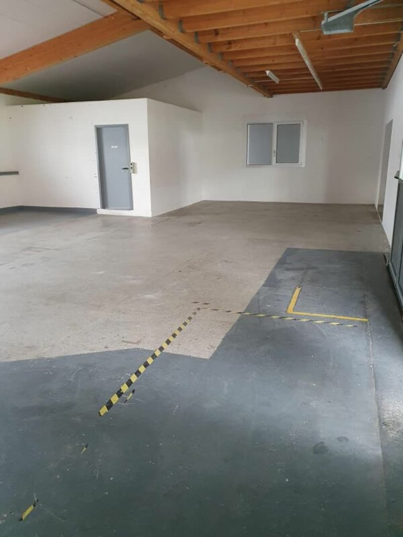 110m2 Commercial/Storage Space including Office and 55m2 Gallery (3)