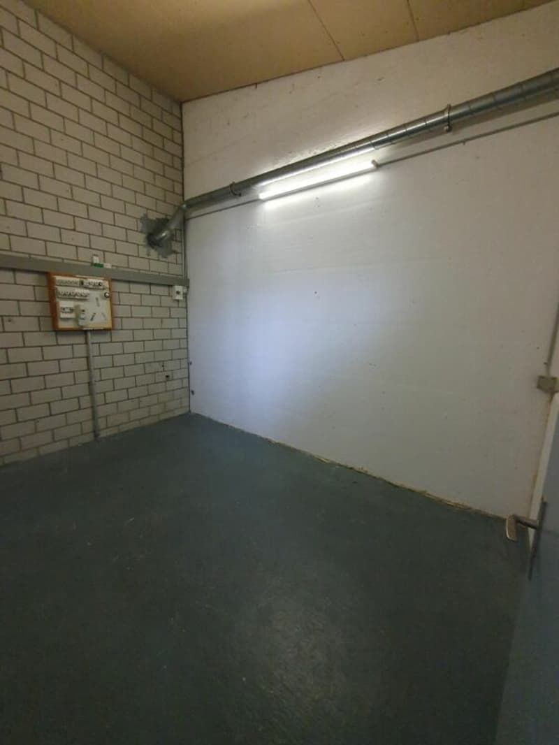 110m2 Commercial/Storage Space including Office and 55m2 Gallery (6)