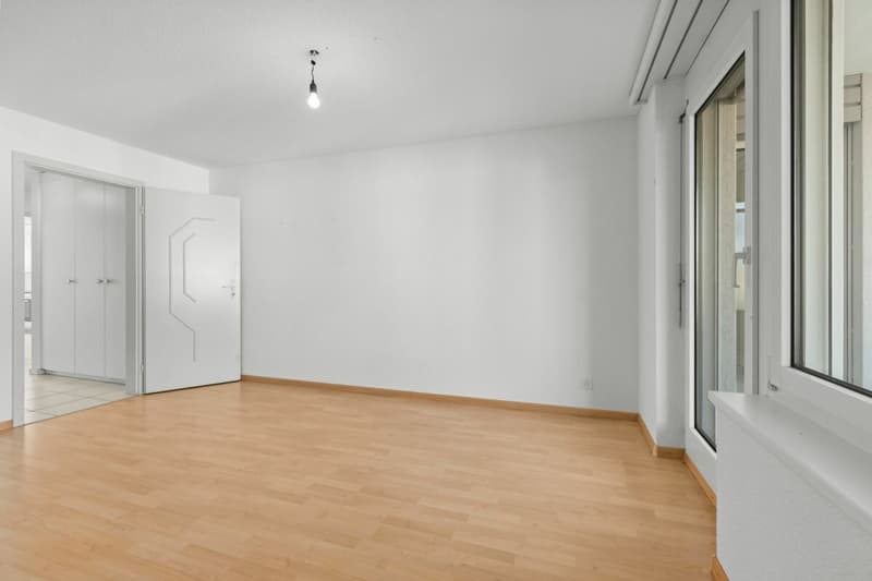 Helle 3.5 Zimmer-Wohnung mit sonnigem Balkon und Blick ins Grüne (8)