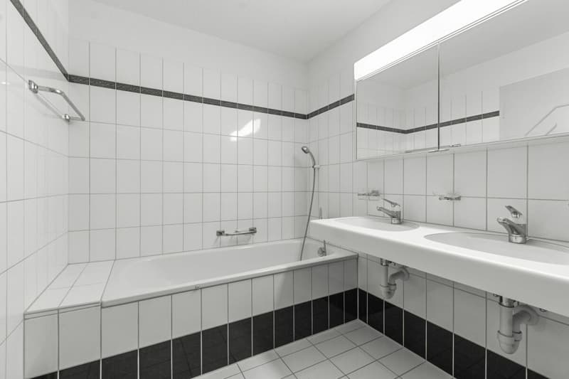 Helle 3.5 Zimmer-Wohnung mit sonnigem Balkon und Blick ins Grüne (10)