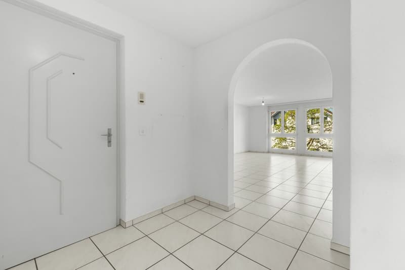 Helle 3.5 Zimmer-Wohnung mit sonnigem Balkon und Blick ins Grüne (2)