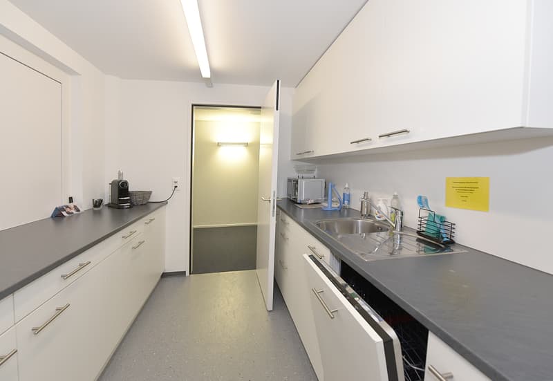 Kaffeeküche mit Kühlschrank