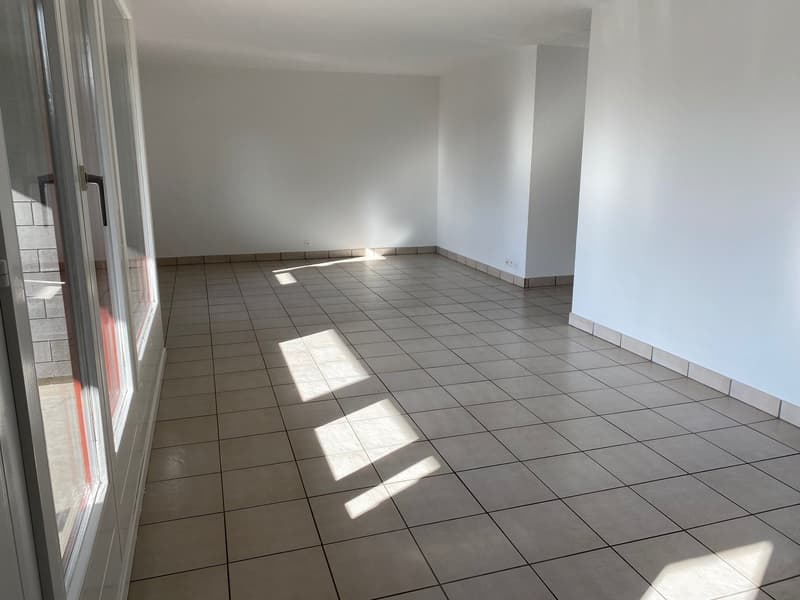 Appartement rénové dans une petite maison multifamiliale (3)