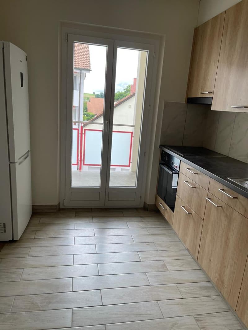 Moderne 3-Zimmerwohnung mit 2 Balkonen in Brügg / Appartement moderne de 3 pièces à Brügg (2)