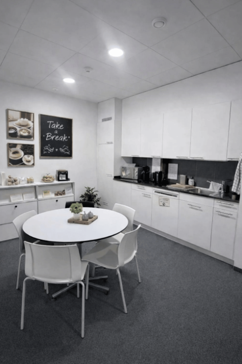 Modernes und helles Büro (inkl. Reinigung, Strom & NK) an Toplage zu vermieten (6)