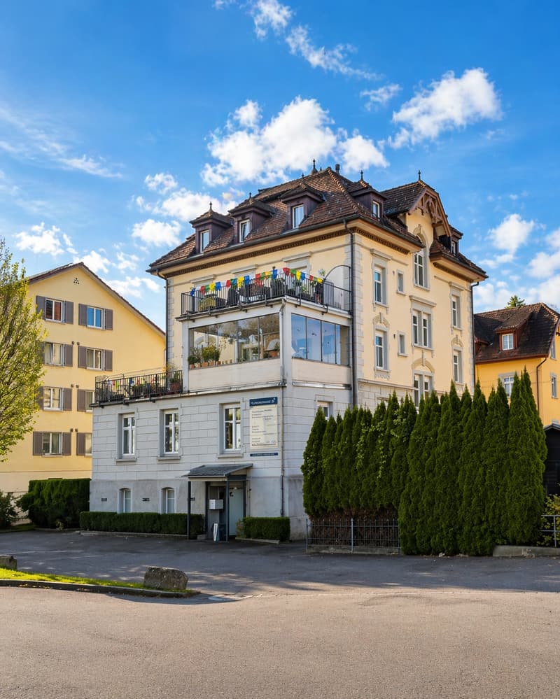 Charmante 4-Zimmer-Dachwohnung mit Balkon in St. Gallen auch geeignet als WG für Uni Studenten (1)