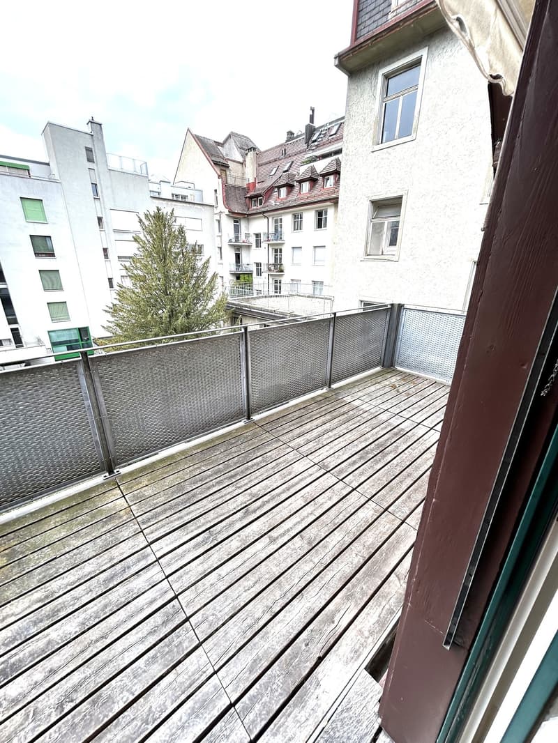 Charmante 5.5-Zimmer-Dachwohnung in St. Gallen – Altbau mit Balkon (12)