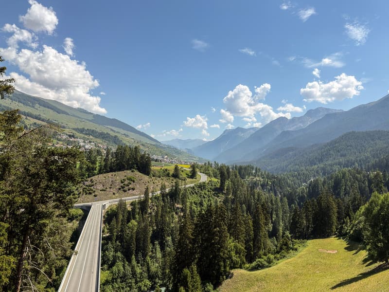 Charmante 2-Zimmer-Wohnung mit Bergpanorama in Scuol (2)