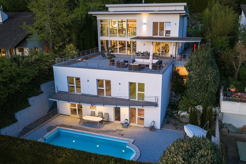 modern house, 3 levels, large windows, swimming pool, terrace, garden