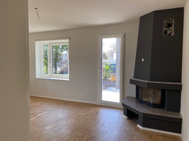 Wohnzimmer mit Cheminée und Zugang zum Sitzplatz